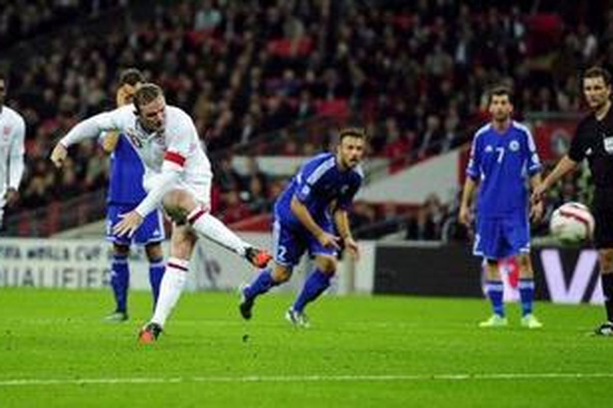 Kapten Inggris, Wayne Rooney (kedua dari kiri), mencetak gol penalti ke gawang San Marino dalam laga penyisihan Grup H Pra-Piala Dunia Brasil 2014 di Stadion Wembley, London, Jumat (12/10/2012). Inggris menang telak 5-0. 