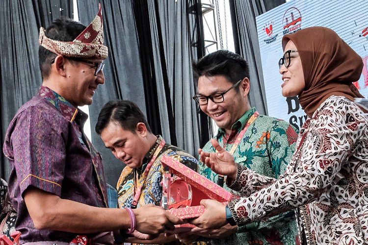 Menteri Pariwisata dan Ekonomi Kreatif (Menparekraf) Sandiaga Uno memberikan penghargaan pada UMKM dalam acara Harvesting BKSS di Palembang