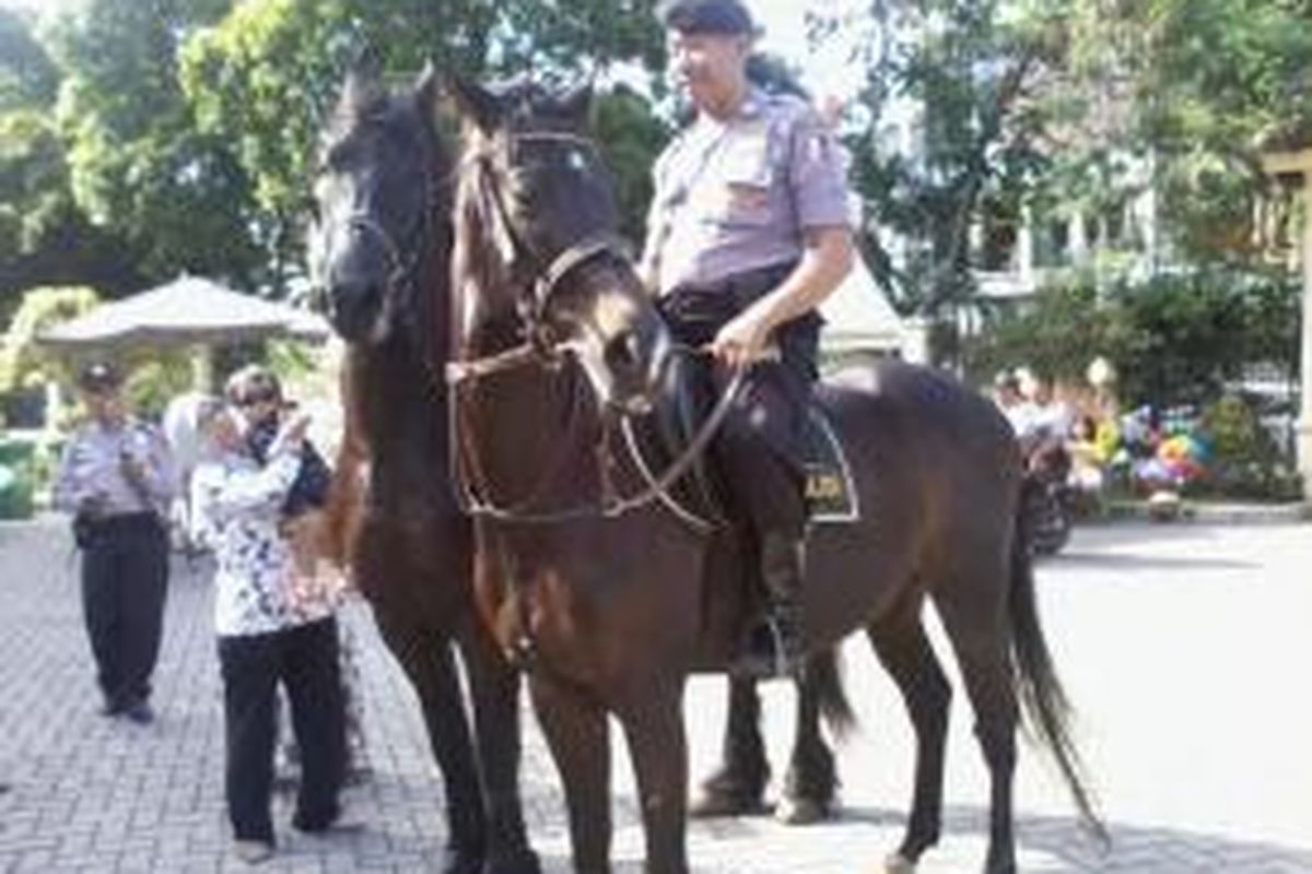 Pasukan berkuda memantau TPS-TPS di Jakarta.