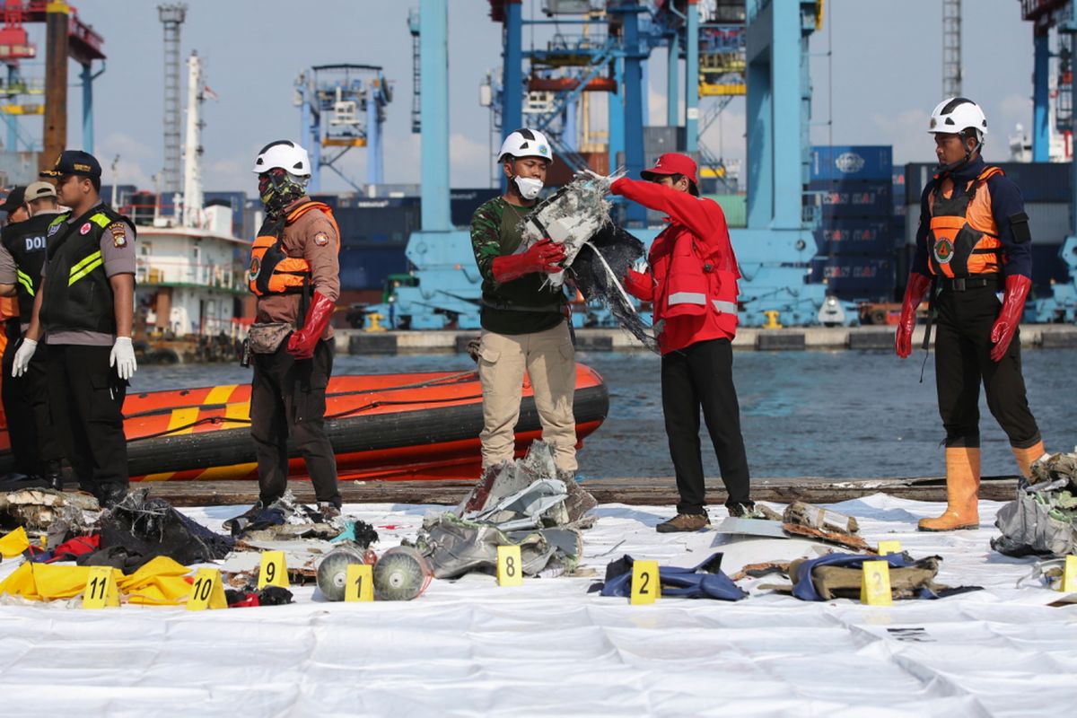 Petugas memilah serpihan pesawat dan barang penumpang pesawat Lion Air JT 610 di Dermaga JICT 2, Tanjung Priuk, Jakarta Utara, senin (29/10/2018). Pesawat Lion Air JT 610 rute Jakarta - Pangkal Pinang jatuh di perairan Pantai Karawang, Jawa Barat. Pesawat membawa yang jatuh di perairan Pantai Karawang mengangkut 181 penumpang.