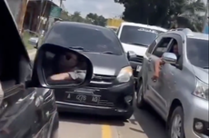 Nekat Lawan Arah Saat Macet, Toyota Calya Dipaksa Jalan Mundur