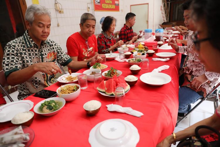 Gubernur Jawa Tengah Ganjar Pranowo, menghadiri jamuan makan siang yang digelar Perkoempoelan Sosial Rasa Dharma atau Boen Hian Tong, di Jalan Gang Pinggir Pecinan Semarang, Jumat (24/1/2020). 