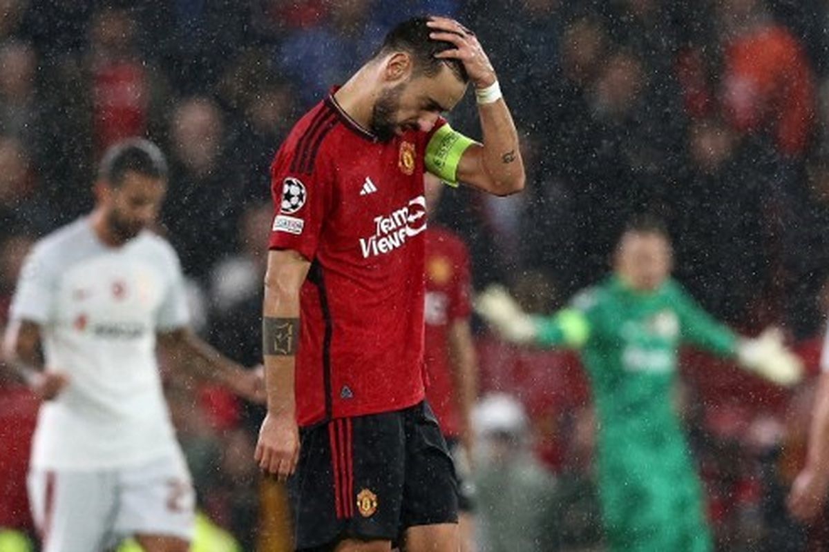 Reaksi gelandang Manchester United, Bruno Fernandes, setelah laga Liga Champions 2023-2024 yang mempertemukan Man United vs Galatasaray di Stadion Old Trafford pada 3 Oktober 2023. Artikel ini berisi hasil dan klasemen Liga Champions. (Foto oleh Darren Staples / AFP)