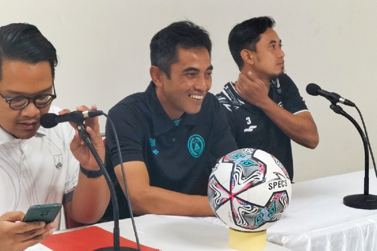 Pelatih PSS Sleman, Seto Nurdiyantoro (tengah) saat jumpa pers di Stadion Manahan, Kota Solo, Jawa Tengah, Jumat (10/6/2022)