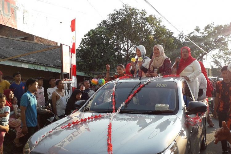 Atlet panjat tebing Puji Lestari saat diarak menuju rumahnya di kawasan Marunda, Kamis (30/8/2018).