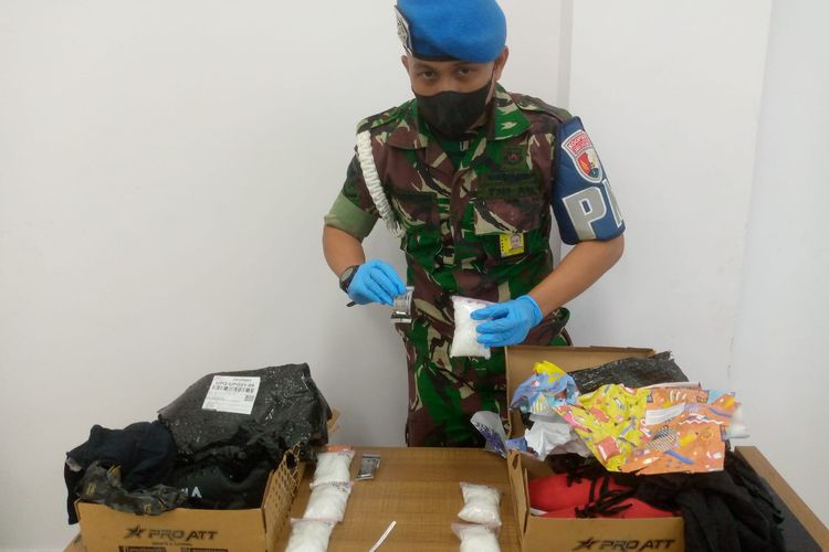 Petugas TNI AU Lanud Roesmin Nurjadin memperlihatkan barang bukti narkotika jenis sabu yang ditemukan pada sebuah paket di terminal kargo Bandara SSK II Pekanbaru, Riau, Kamis (21/9/2023).