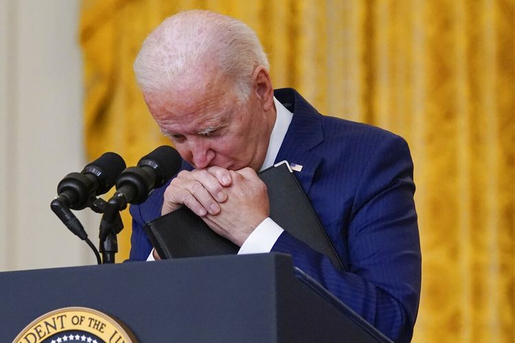 Presiden Joe Biden berhenti sejenak ketika dia mendengarkan pertanyaan tentang pemboman di bandara Kabul yang menewaskan sedikitnya 12 tentara AS, dari East Room, Gedung Putih, Washington DC, AS, pada Kamis (26/8/2021).