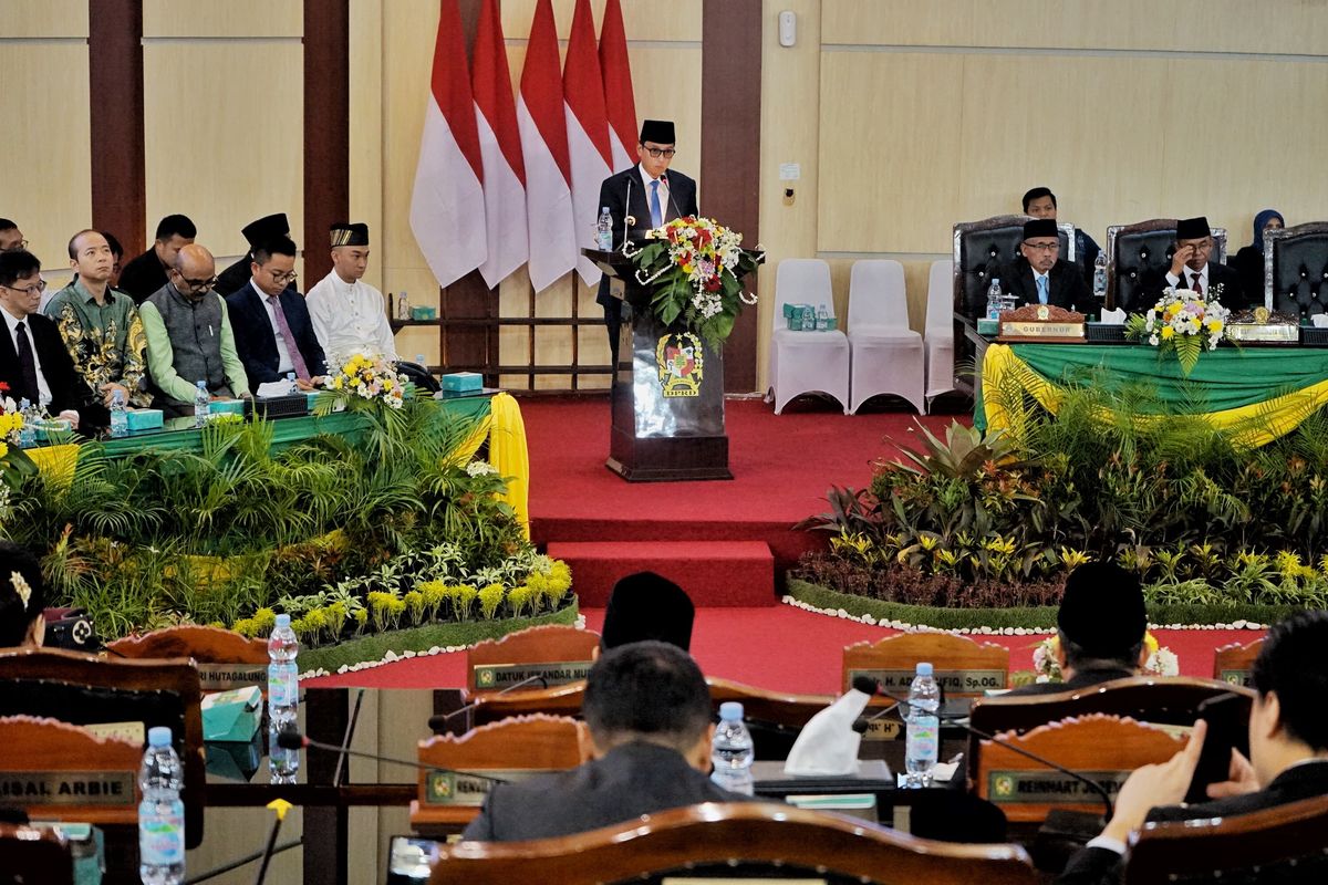 Wali Kota Medan, Rico Tri Putra Bayu Waas, memaparkan capaian 100 hari kerja saat rapat Paripurna DPRD Kota Medan, Senin (30/6/2025).