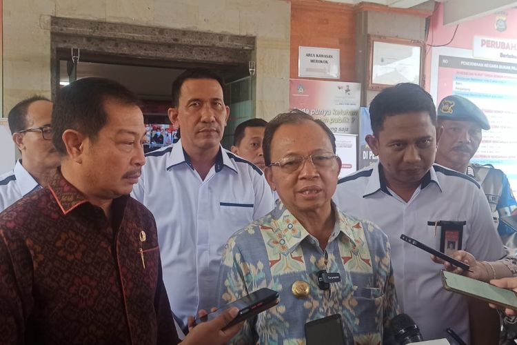 Gubernur Bali I Wayan Koster  saat ditemui di Kantor Samsat Denpasar, pada Jumat (1/7/2022). Kompas.com / Yohanes Valdi Sering Ginta