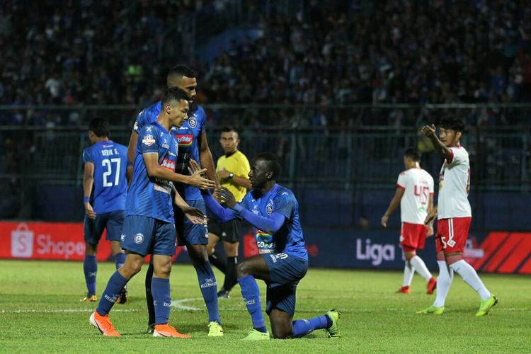 Penyerang Arema FC, Makan Konate merayakan gol yang dicetaknya ke gawang Perseru Badak Lampung FC pada pekan ke-9 Liga 1 2019 di Stadion Kanjuruhan, Malang, 16 Juli 2019.