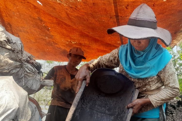 Helisah, perempuan lansia sedang memasukkan batubara dalam karung di lokasi tambang rakyat Desa Darmo, Kecamatan Lawang Kidul, Kabupaten Muara Enim, Provinsi Sumatera Selatan