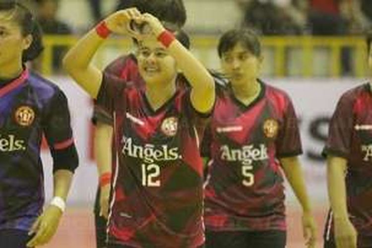 Para pemain Jaya Kencana Angels seusai memenangi laga di Women Futsal Pro League 2016. 