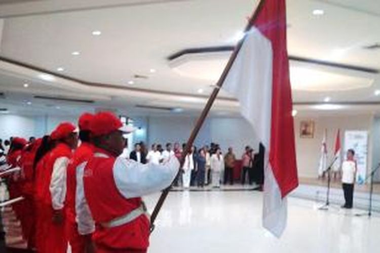 Menteri Pemuda dan Olahraga, Roy Suryo mengikuti upacara pelepasan kontingen Asian Games 2014 di Wisma Kemenpora, Jakarta, Kamis (11/9/2014)