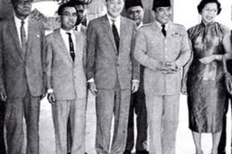 Dalam foto ini terlihat Presiden Pertama Indonesia Bung Karno bertemu Perdana Menteri Pertama Singapura Lee Kuan Yew