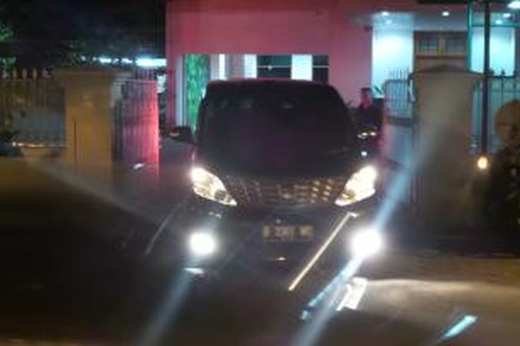 Sebuah mobil Toyota Alphard Vellfire keluar dari rumah Ketua Umum PDI Perjuangan, Megawati Soekarnoputri, Kamis (29/1/2015) malam. Mobil itu diduga digunakan untuk mengecoh wartawan yang menunggu rombongan Presiden Joko Widodo keluar dari rumah Mega.