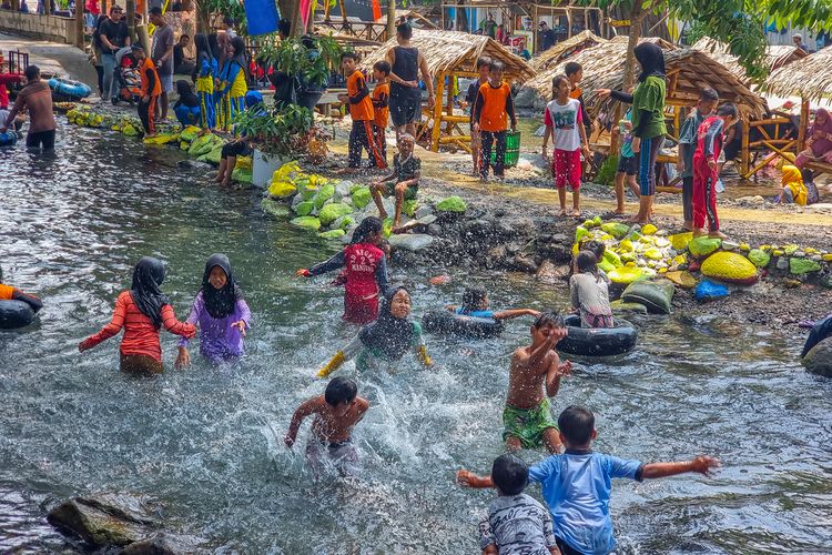 Anak-anak bermain air di Wisata Panorama Boyolali.