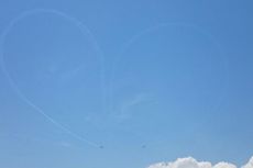 Pesan Cinta Jupiter Aerobatik Team TNI Angkatan Udara di Langit Surabaya