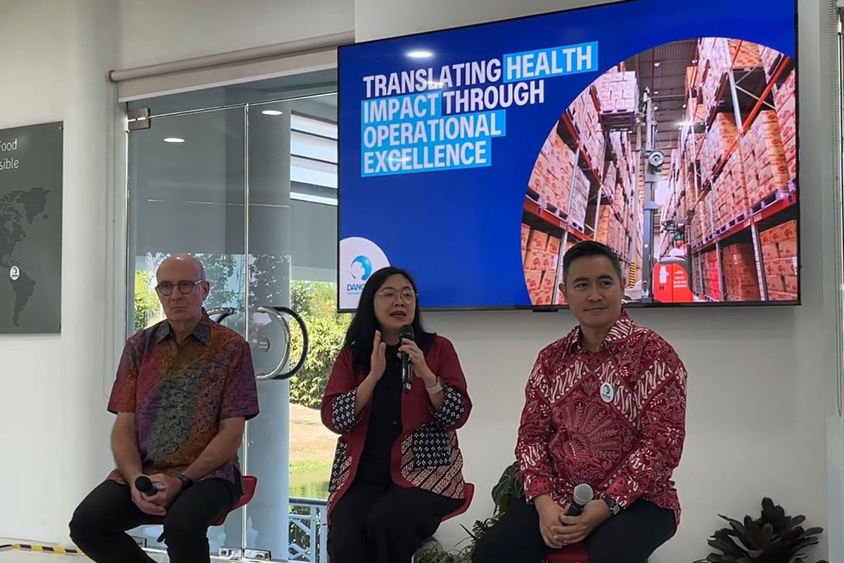 (Kiri ke kanan) Vice President, Danone Research & Innovation, Southeast Asia, Laurent Clement, Pakar gizi Fakultas Kedokteran Universitas Indonesia Dian Novita Chandra, dan Medical & Scientific Affairs Danone Indonesia Ray Wagiu Basrowi saat memberikan pemaparan di Pabrik Danone Specialized Nutrition, Prambanan, Klaten, Jawa Tengah, Rabu (8/7/2026)
