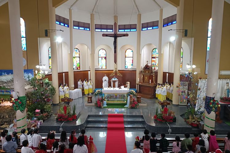 Perayaan Natal di Gereja Katolik Santo Servatius di Kampung Sawah, Kecamatan Pondok Melati, Kota Bekasi, Minggu (25/12/2022).
