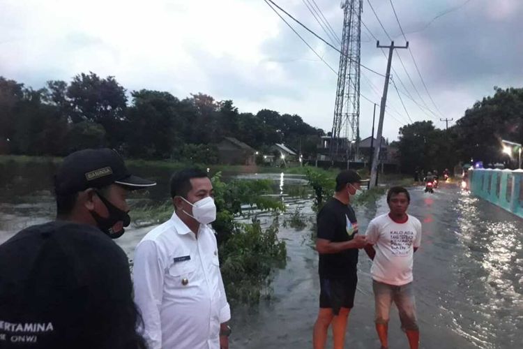 Wakil Bupati Karawang Aep Syaepuloh saat meninjau banjir di Perumahan Taman Bengle Indah di Desa Bengle, Kecamatan Majalaya, Kabupaten Karawang, Rabu (31/3/2021) malam.