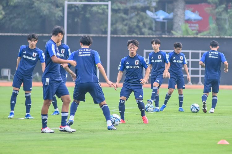 Timnas Jepang U17 saat menjalani latihan di Lapangan Saraga Bandung pada Kamis (9/11/2023) jelang kick off laga pertama Grup D Piala Dunia U17 2023 Indonesia.