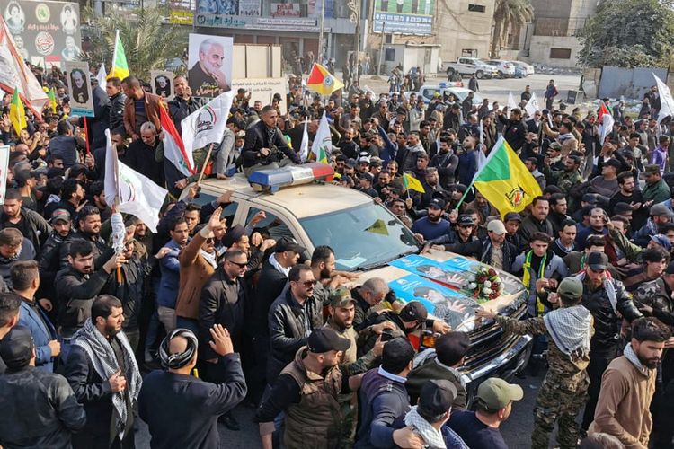 Para pelayat menghadiri pemakaman Mayor Jenderal Iran Qassem Soleimani, komandan pasukan elite Quds Pengawal Revolusi, dan komandan milisi Irak Abu Mahdi al-Muhandis, yang terbunuh dalam sebuah serangan udara di bandara Baghdad, Baghdad, Irak, Sabtu (4/1/2020).