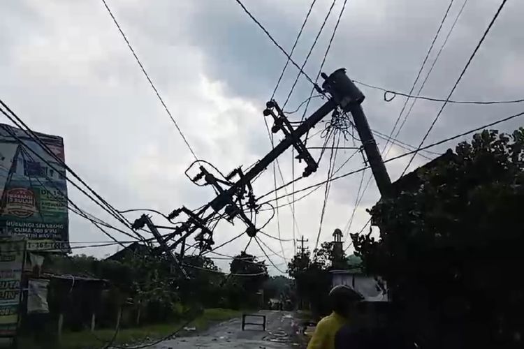 Tiang listrik di Dusun Ngegot, Desa Selokaton, Kecamatan Gondangrejo, Kabupaten Karanganyar, Jawa Tengah (Jateng), ambruk diterjang hujan deras disertai angin kenceng, pada Senin (26/2/2024).