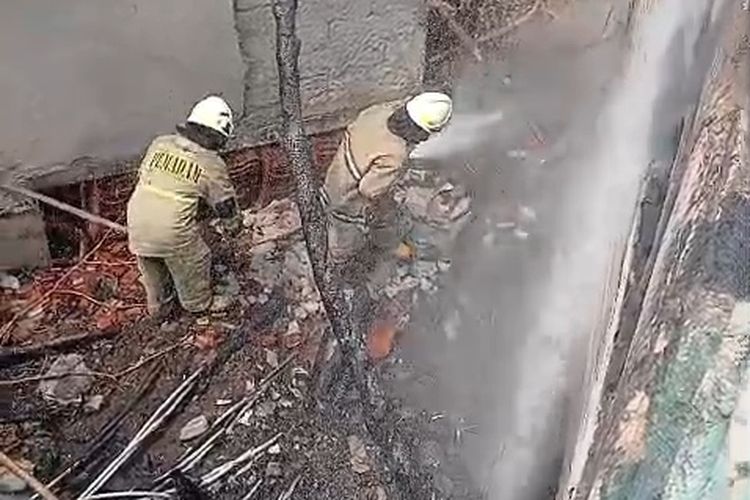 Kabel Listrik Terbakar di Kapuk Muara Jakut, Api Merembet ke Mushaa