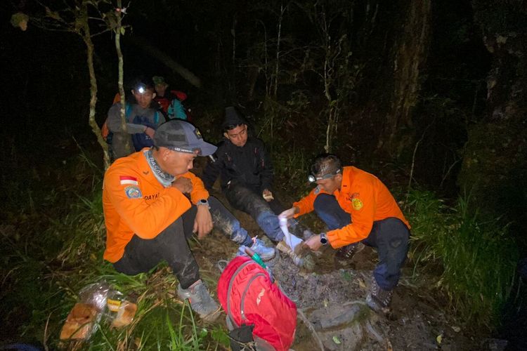 Tim SAR berhasil mengevakuasi medis satu pendaki yang mengalami masalah kesehatan di Gunung Lompobattang, Kabupaten Bantaeng, Sulawesi Selatan, Kamis (09/11/2020) dini hari.