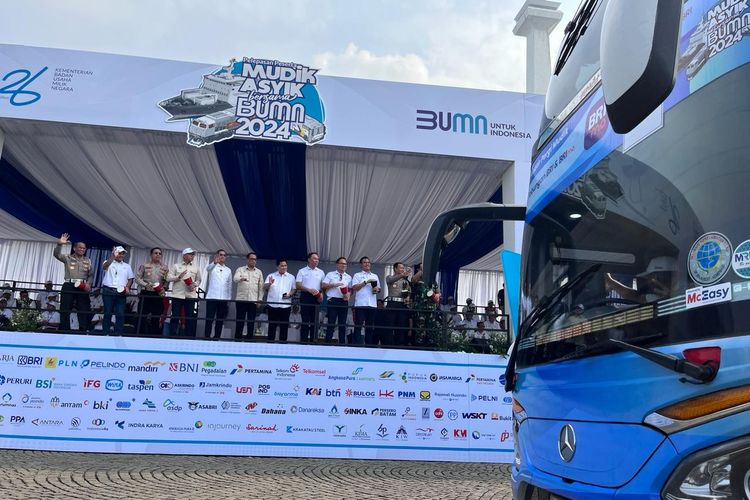 Flag Off atau pelepasan mudik bersama BUMN bertema Mudik Asyik Bersama BUMN 2024 dilakukan oleh Menteri BUMN Erick Thohir, Menteri Perhubungan Budi Karya Sumadi dan PJ Gubernur DKI Heru Budi Hartono di Silang Monas, Jakarta, Jumat (5/4/2024).