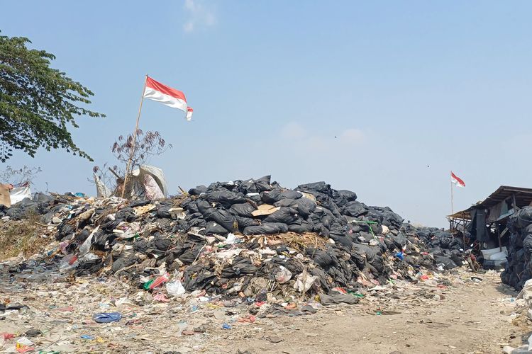 Tumpukan Sampah Setinggi 3 Meter Terlihat di Tugu Selatan Jakut, Warga Keluhkan Bau