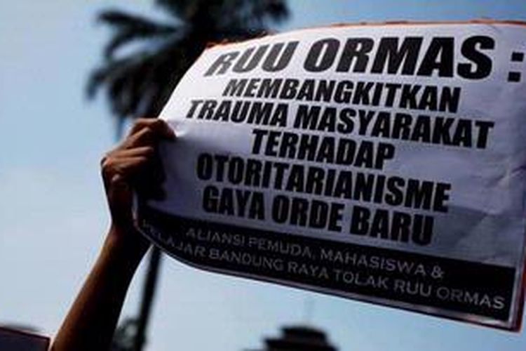 Para mahasiswa dan pelajar yang tergabung dalam Aliansi Pemuda, Mahasiswa, dan Pelajar Bandung Raya menggelar aksi di depan Gedung Sate, Bandung, Jawa Barat, menyerukan penolakan terhadap rancangan undang-undang organisasi masyarakat (RUU Ormas), Jumat (5/4/2013). 