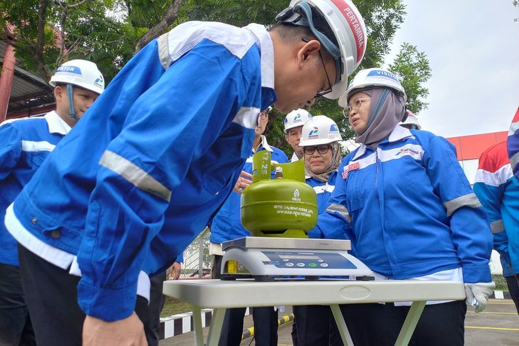 Mendag Budi Santosa saat mengecek ukuran gas elpiji 3 kilogram di SPBE Rewulu, Bantul, DIY, Jumat (20/6/2025)