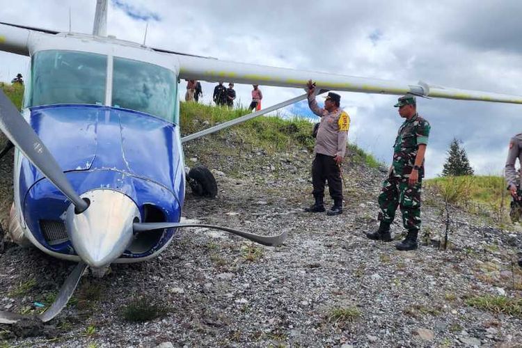 Pesawat tergelincir di Bandara Aminggaru, Distrik Ilaga, Kabupaten Puncak, Papua, Selasa (25/10/2022)