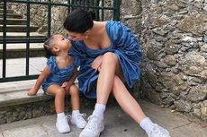 Melihat Mini Dress Kembar Kylie Jenner dan Anak Perempuannya