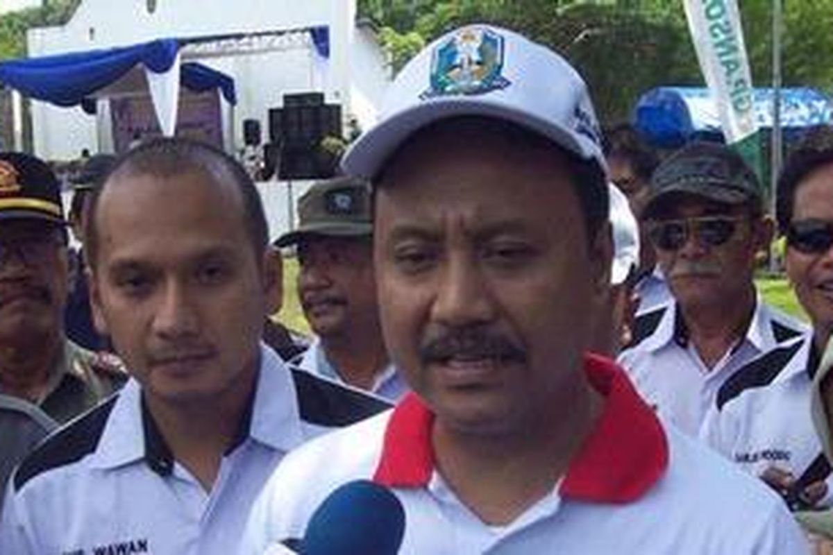 Wakil Gubernur Jawa Timur, Saifullah Yusuf atau yang akrab disapa Gus Ipul saat diwawancara wartawan di sela-sela acara Kontes Nasional, Bursa dan Expo Kambing Peranakan Ettawa, di Probolinggu, Jawa Timur, Minggu (10/4/2010).