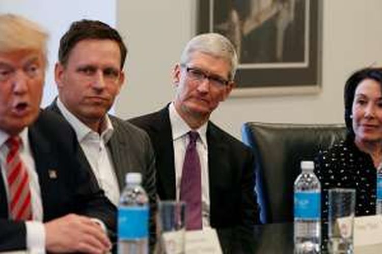 Presiden terpilih Amerika Serikat Donald Trump (paling kiri) berbicara sambil disaksikan oleh pendiri PayPal Peter Thiel (kedua dari kiri), CEO Oracle Safta Catz (paling kanan), dan CEO Apple Tim Cook dalam pertemuan dengan para petinggi perusahaan teknologi yang digelar di Trump Tower, New York, Rabu (14/12/2016) minggu lalu. 