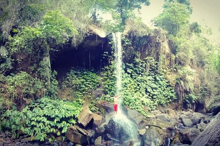 Air terjun terapi Wae Nunung Colol, Desa Colol, Kecamatan Lambaleda Timur, Manggarai Timur, NTT bisa sembuhkan penyakit.