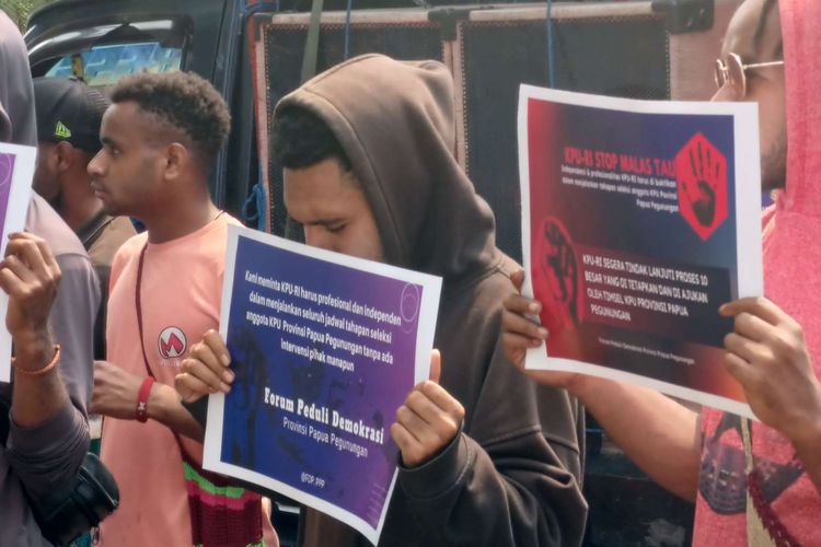 Aksi demonstrasi Forum Peduli Demokrasi Provinsi Papua Pegunungan di Kantor KPU RI, Senin (15/5/2023).