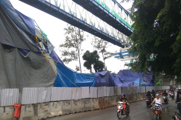 Kondisi box girder LRT yang roboh di Kayu Putih, Jakarta Timur, Senin (22/1/2018)