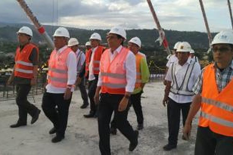 Menteri PUPR Basuki Hadimuljono, didampingi Dirjen Bina Marga Hediyanto W. Husaini dan Gubernur Maluku Said Assagaff, meninjau lokasi proyek Jembatan Merah Putih, Kota Ambon, Maluku, Kamis (31/12/2015).