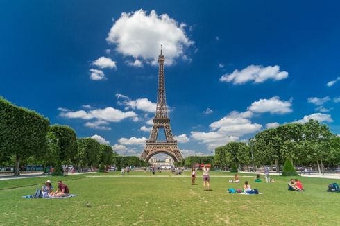 Menyaksikan Menara Eiffel dari Dua Tamannya