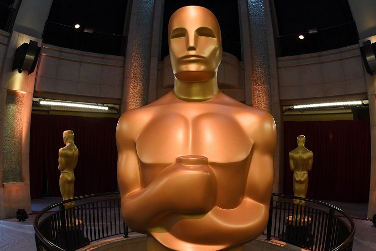 Sebuah patung Oscar dipajang di ujung karpet merah menjelang perhelatan Academy Awards ke-89 di Dolby Theater, Hollywood, California, Sabtu (25/2/2017).