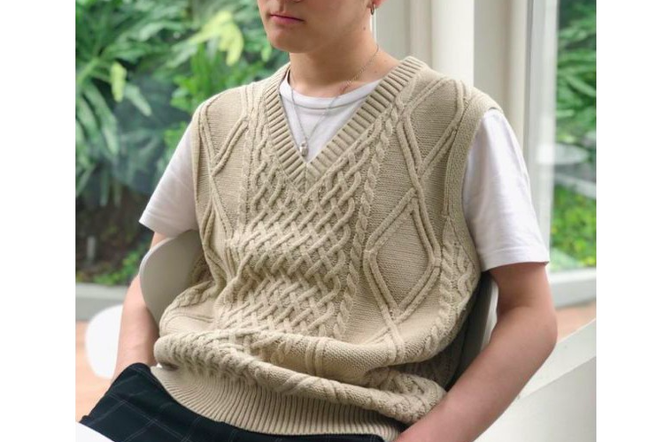 Rompi rajut dari merek Knit Me, salah satu rekomendasi rompi laki-laki dari bahan rajut. 
