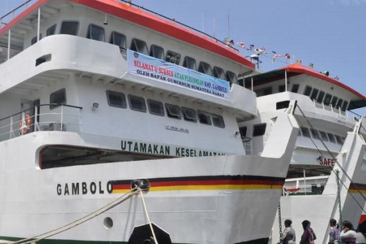 ILUSTRASI: Sejumlah warga menaiki KMP Gambolo setelah diresmikan Gubernur Sumbar Irwan Prayitno di dermaga Pelabuhan Penyeberangan Teluk Bungus, Kota Padang, Sumatera Barat, Selasa (19/3/2013) . Namun kapal feri ro-ro (roll on-roll off) yang sudah tiba di dermaga tersebut sejak lebih dari dua bulan lalu untuk melayari rute Padang-Kepulauan Mentawai belum bisa dioperasikan menyusul proses administrasi yang belum rampung.
