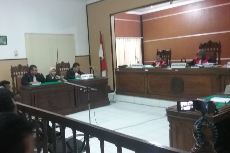Suasana sidang kasus money politik pilihan kepala daerah Jawa Tengah, di PN Kendal, yang menghadirkan terdakwa Zainudin.