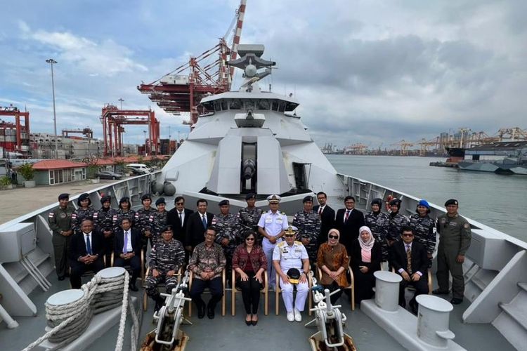 Kapal perang Republik Indonesia (KRI) Raden Eddy Martadinata-331 ditunjuk TNI Angkatan Laut (AL) untuk latihan bersama (latma) Multinational AMAN Exercise 2023 di Pakistan. Dilepas pada 24 Januari 2023, KRI Raden Eddy Martadinata-331 telah tiba di Passanger Jetty of Colombo, Sri Lanka, pada Minggu (5/2/2023), untuk melakukan bekal ulang logistik.