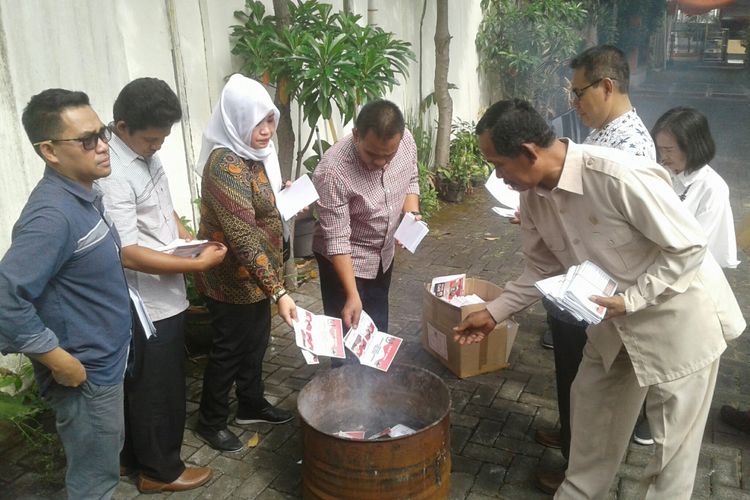 KPU Surakarta musnahkan surat suara dan formulir C6-KWK rusak dengan cara dibakar di Solo, Jawa Tengah, Selasa (26/6/2018).