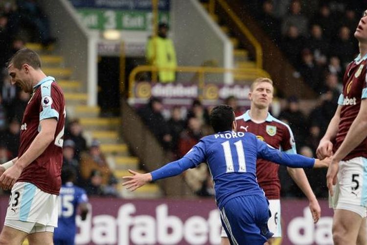 Gelandang Chelsea, Pedro Rodriguez (tengah), merayakan golnya dalam pertandingan Premier League melawan Burnley pada 12 Februari 2017.  