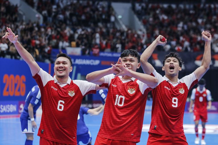 Pemain Timnas futsal Indonesia Firman Adriansyah (tengah) bersama rekannya melakukan selebrasi usai mencetak gol ke gawang Timnas futsal Jepang pada pertandingan semifinal AFC Futsal Asian Cup 2026 di Indonesia Arena, Senayan, Jakarta, Kamis (5/2/2026). Timnas futsal Indonesia melaju ke final setelah menang 5-3 atas Jepang. ANTARA FOTO/Asprilla Dwi Adha/foc.